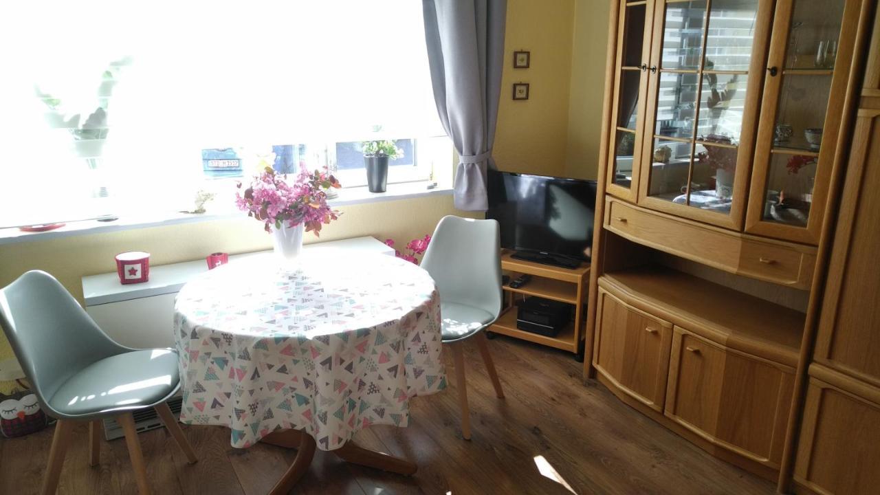Haus Tertius - Strand- Und Hafennahe Ruhige Ferienwohnung บือซุม ภายนอก รูปภาพ